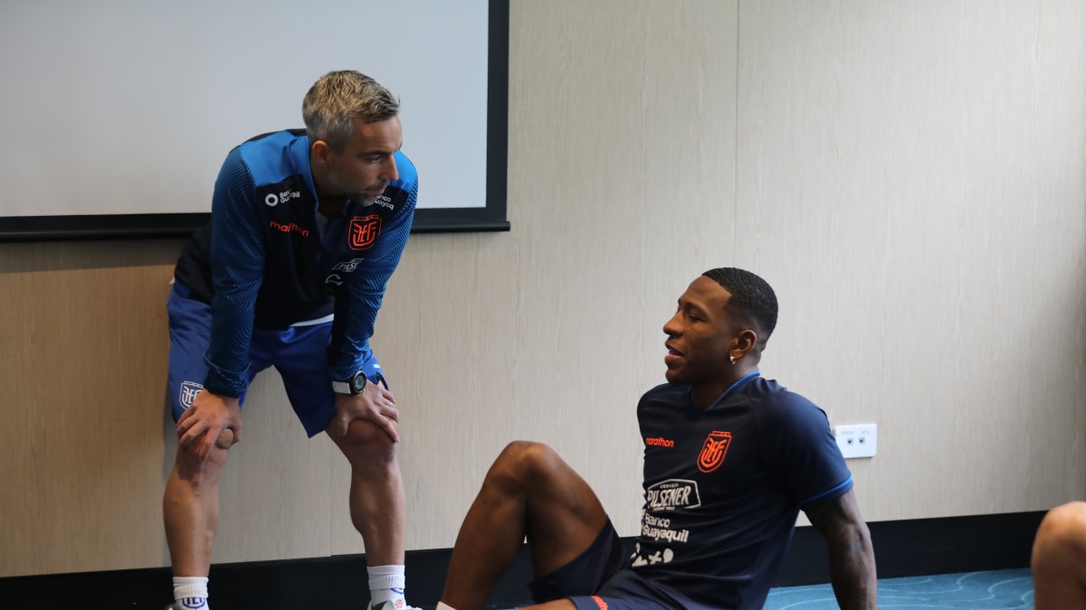 Pervis Estupiñán (d), quien forma parte de los legionarios de la selección, dialoga con Carlos Domenech (i), preparador físico del nuevo cuerpo técnico.