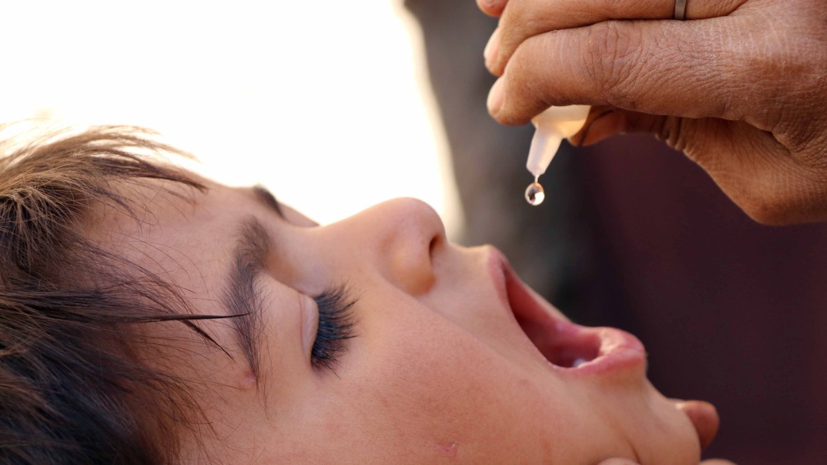 Un niño recibe una vacuna contra la poliomielitis, en una fotografía de archivo.