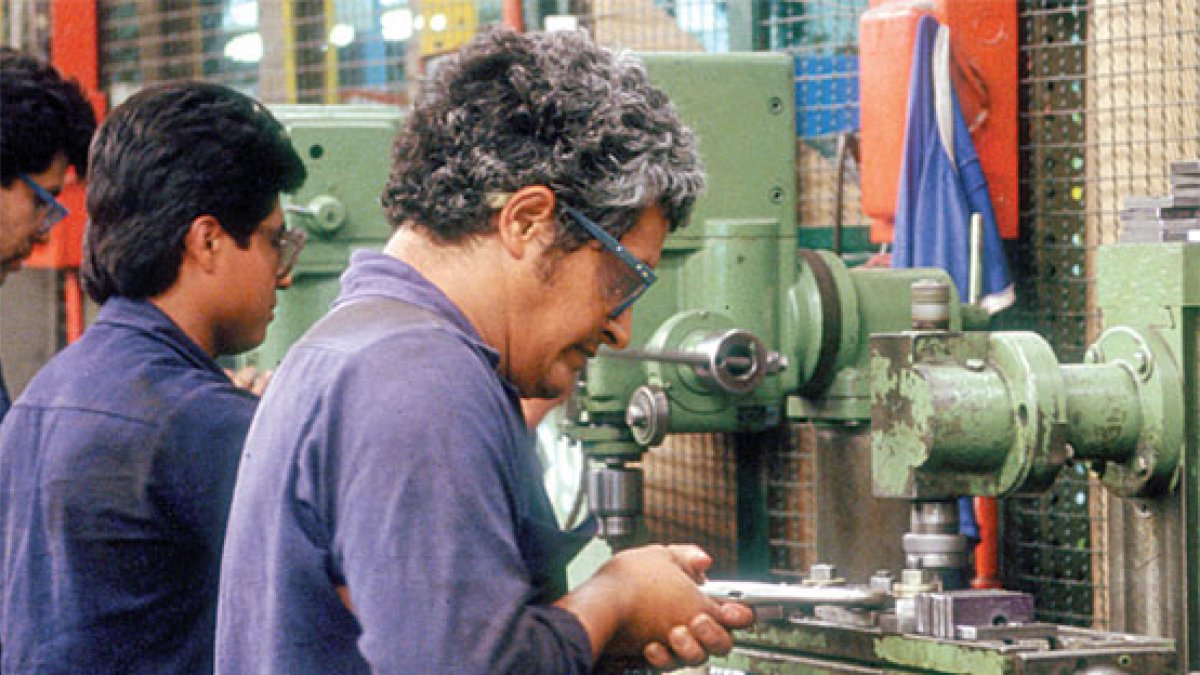 Trabajo.- Empleados del sector manufactura realizan su labor.