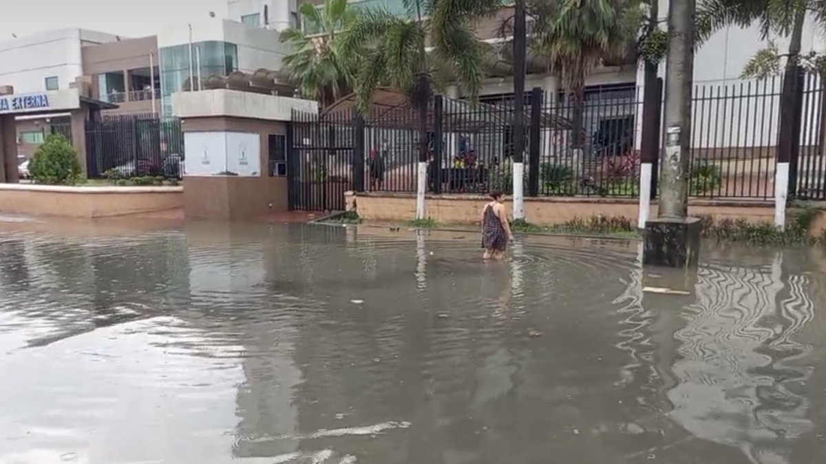 Usuarios del hospital del Seguro  Social de Babahoyo debían meterse al agua para poder acudir a citas médicas.