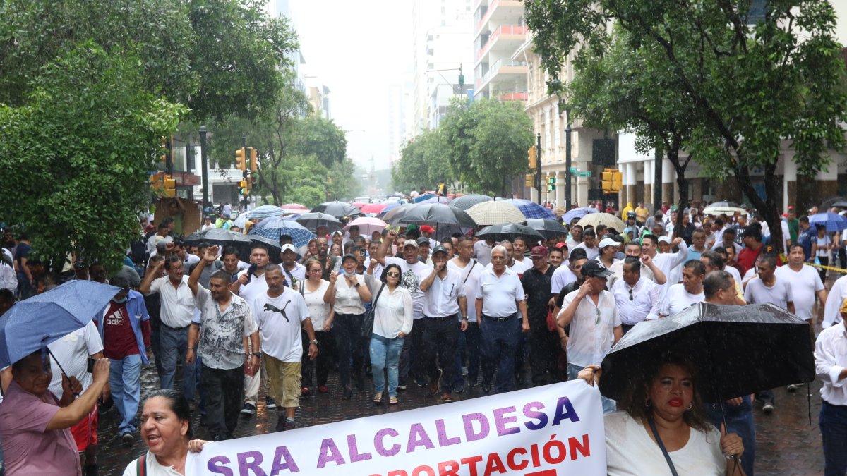 Marcha. Cientos de conductores y dueños de cooperativas salieron a protestar desde las 09:30, para que la tarifa de bus actual suba 10 centavos más.