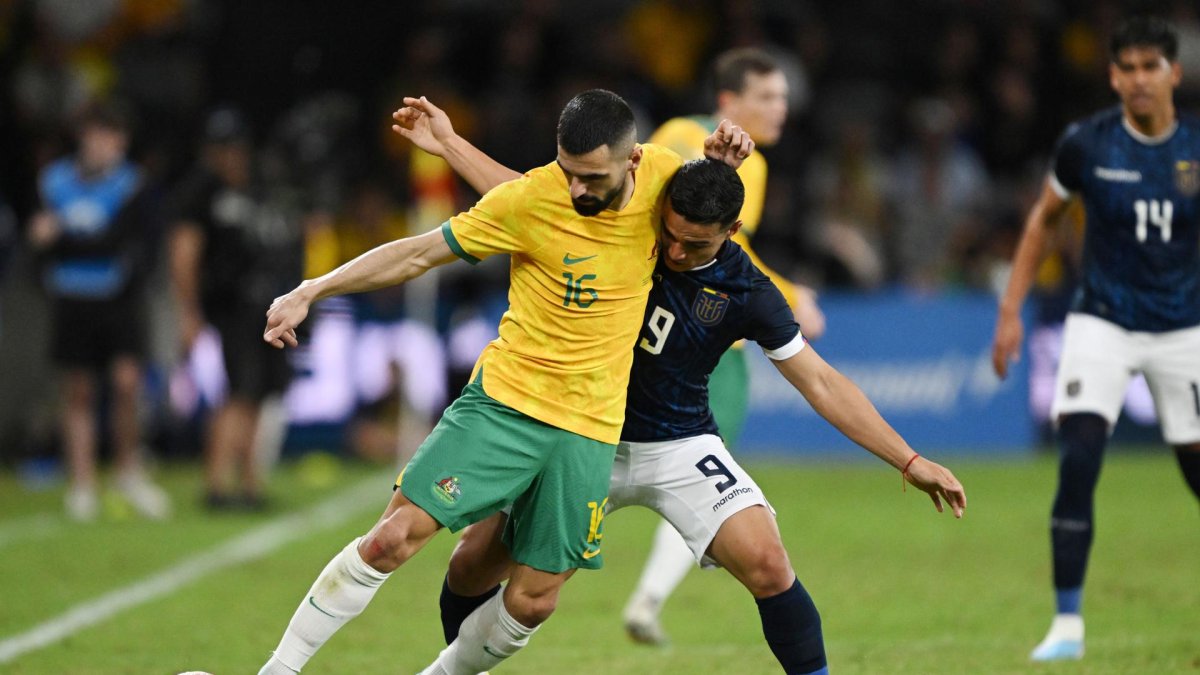 Sydney. Aziz Behich (Australia) y Alexander Alvarado (Ecuador).