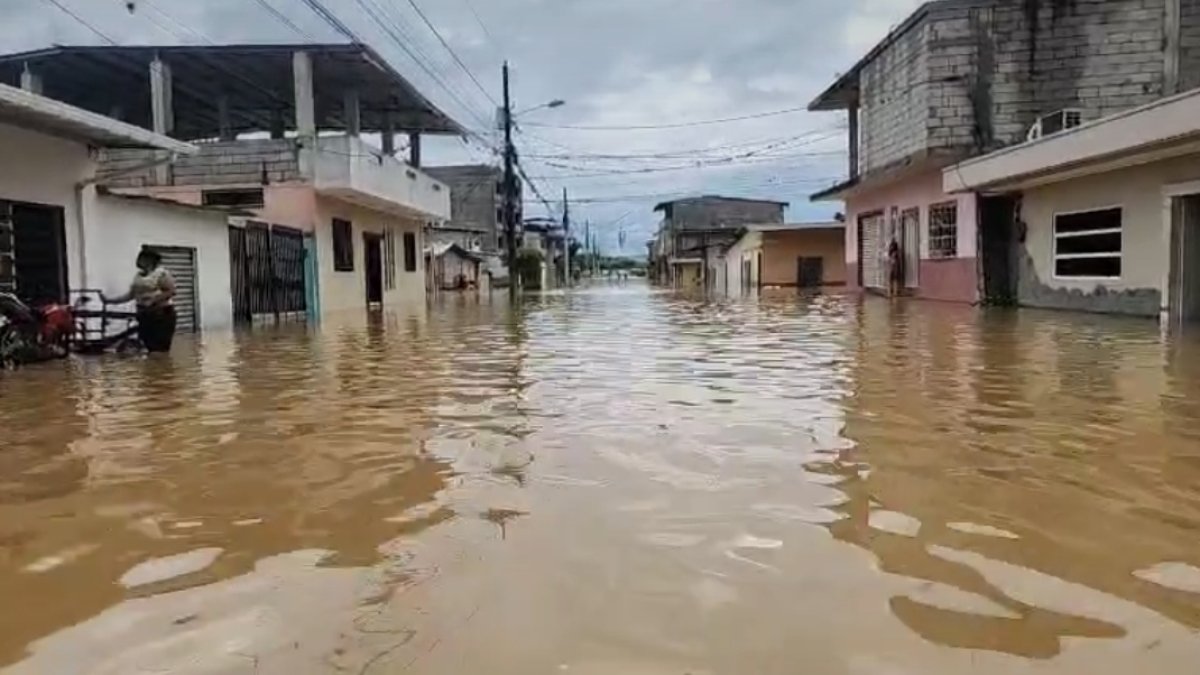 El río Santa Ros se salió de su cause inundando más de 15 barrios. Las familias tratan de rescatar los enseres.