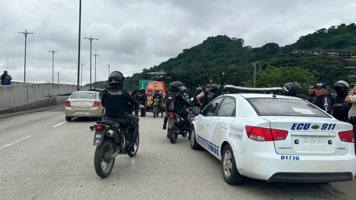 El individuo trató de escapar, se bajó del auto y salió corriendo, cayó en la calle de al frente.