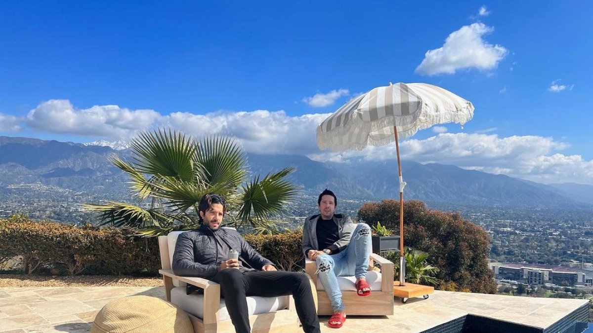 Según información compartida por la disquera, el dúo suma 8.1 billones de reproducciones combinadas en las plataformas digitales.