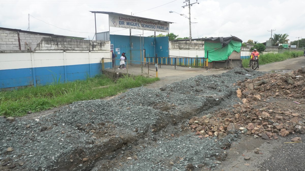 La escuela fiscal Miguel Donoso Pareja, ubicada en la cooperativa Balerio Estacio, noroeste de Guayaquil, es una de las afectadas por el invierno. Parte de la pared se desplomó.