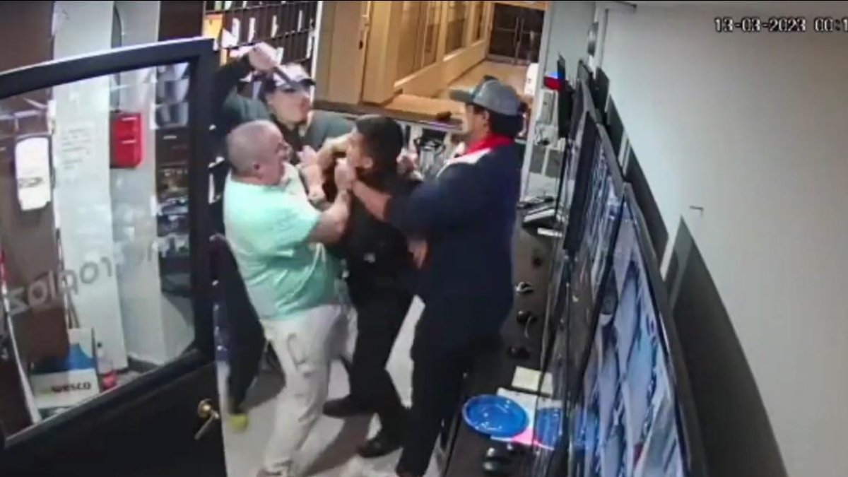 El ataque al guardia de seguridad quedó grabado en el sistema de vigilancia de la recepción del edificio