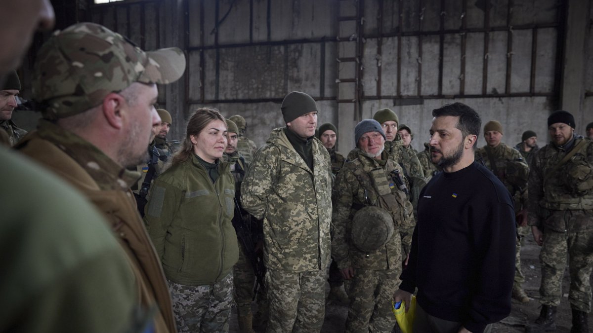 Elpresidente de Ucrania, Vladímir Zelenski dialoga con varios de sus soldados. 