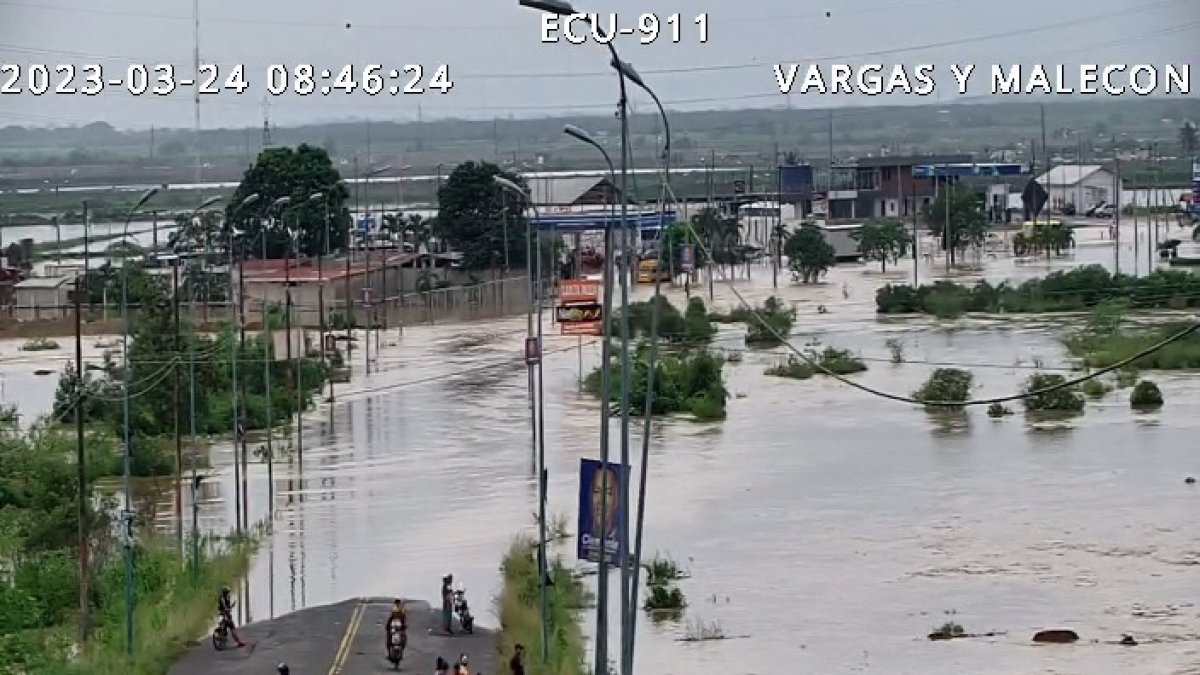 La vía Panamericana que conecta Santa Rosa con Machala, está completamente inundada.