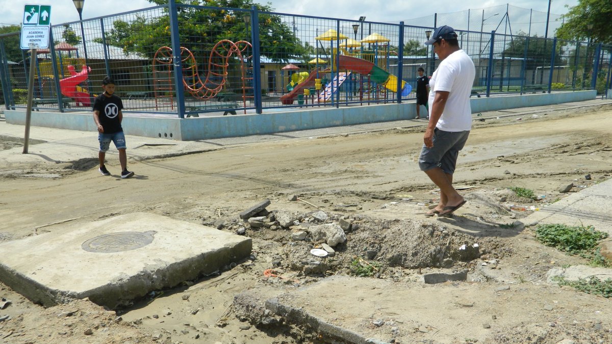 Entorno. Este es el paisaje en la entrada del barrio Altamira. Tierra, huecos, desniveles, parques sin sombra.
