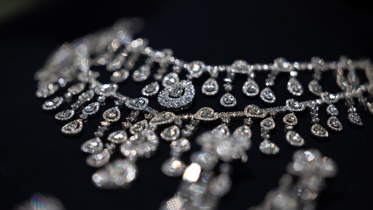 Fotografía de las joyas que el Gobierno saudí regaló en 2021 al exgobernante Jair Bolsonaro y su esposa, Michelle Bolsonaro, mostradas por  la aduana brasileña..