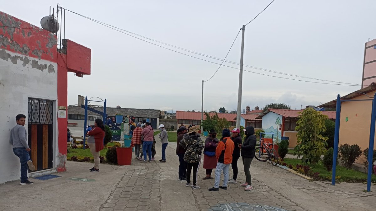 Situación. Padres de familia mantienen vigilancia en el plantel educativo.