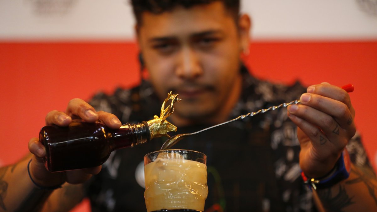 Un barista prepara una bebida durante la quinta edición del Tequila Mixology Contest