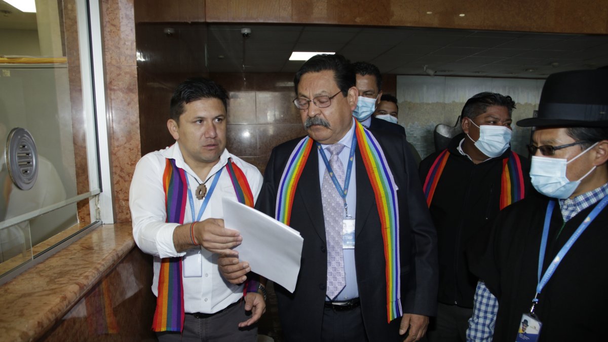 Referencia. Mario Ruiz (izquierda) es el nuevo jefe de bancada legislativa.