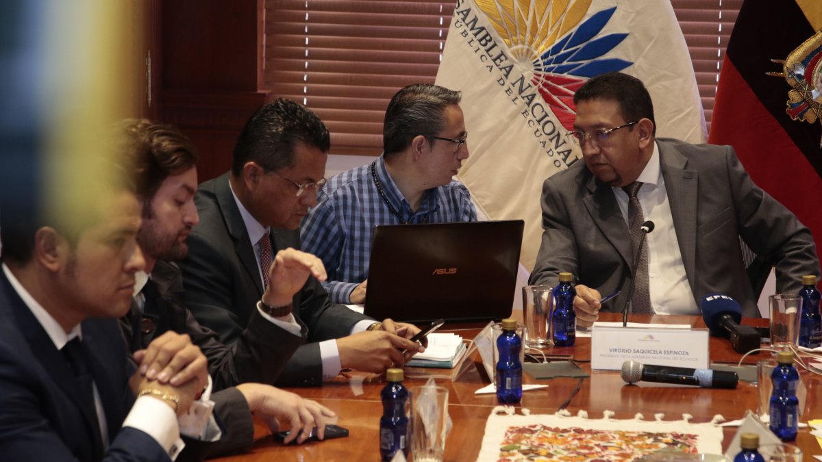 El 20 de marzo de 2023, el CAL admitió a trámite por primera vez la solicitud de juicio político.