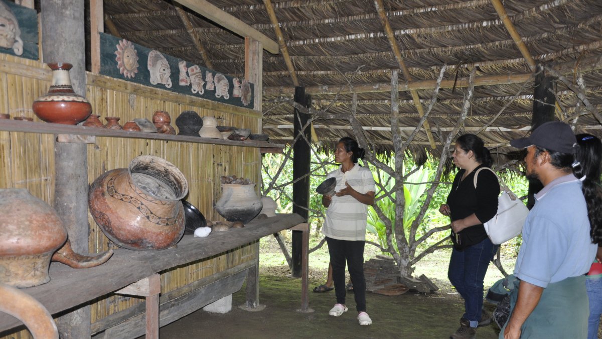 El método de cocina ancestral se muestra en las comunidades kiwchas de Puerto Ahuano.
