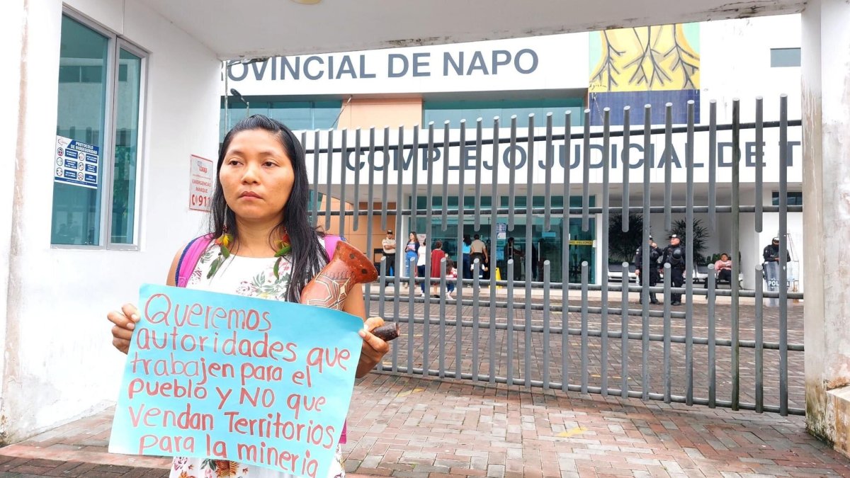 Una de las activistas antiminera que se concentraban fuera del complejo judicial.