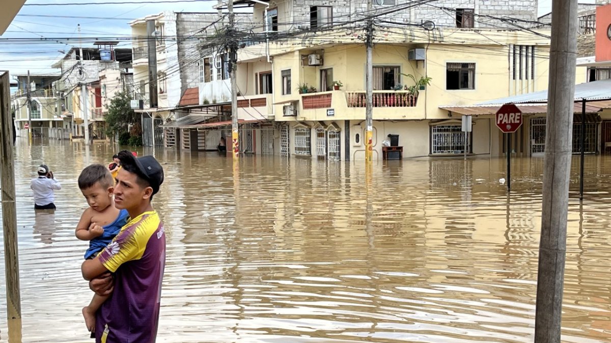 Desastre. Cientos de familias fueron afectadas por la inundación, que en ciertas zonas el agua llega a la cintura.
