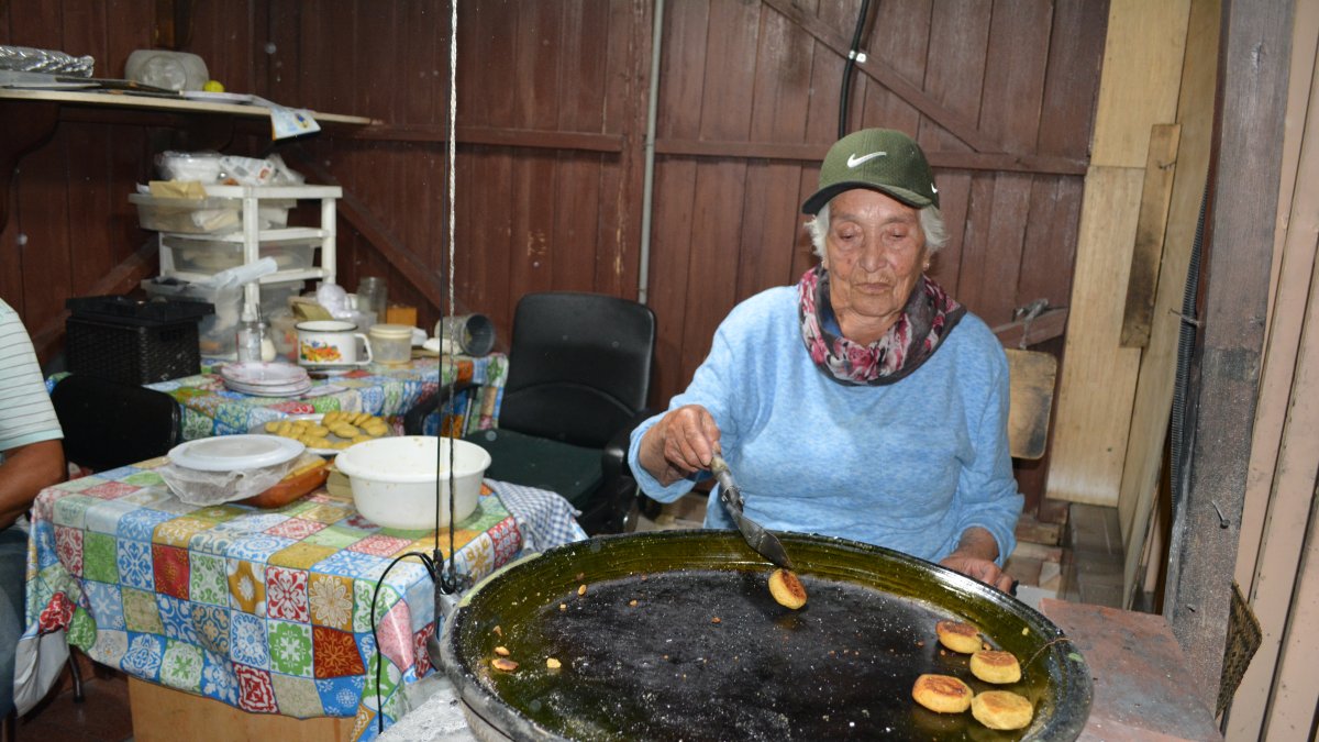 Pocas familias mantienen centenaria tradición con la harina de maíz.