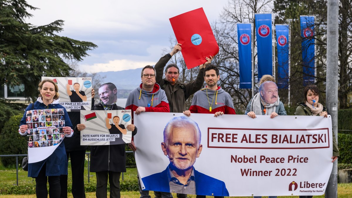 Activistas protestan en las instalaciones de la UEFA.