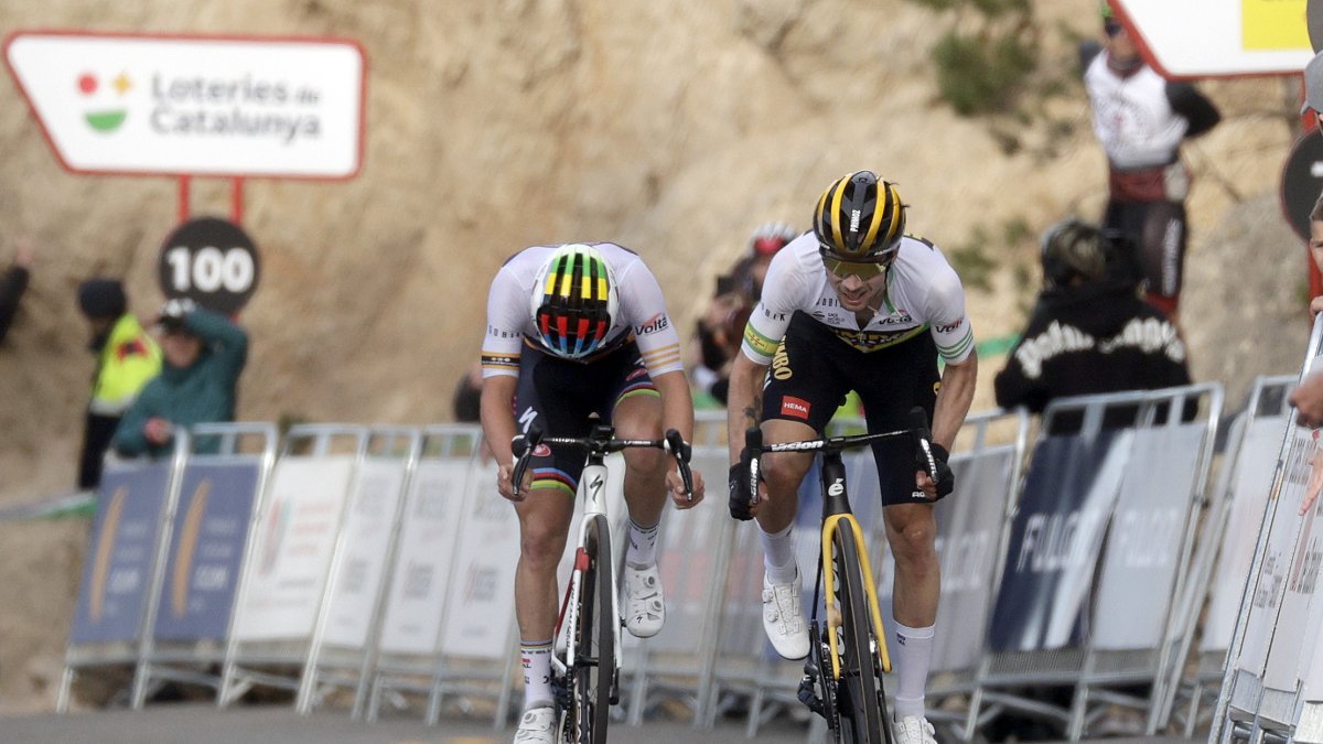 Primoz Roglic (d) superó en el ascenso final a Remco Evenepoel (i).