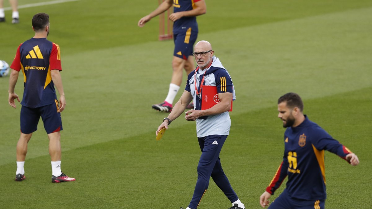 Luis de la Fuente (c), seleccionador español, durante una práctica de la Roja.
