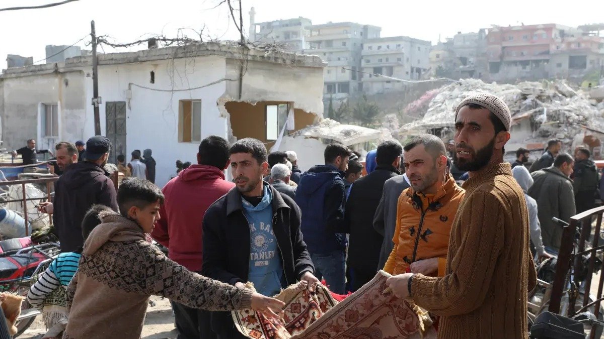 Foto referencial. Personas recogen donaciones para reconstruir la mezquita de Maland que cayó en el terremoto de Maland