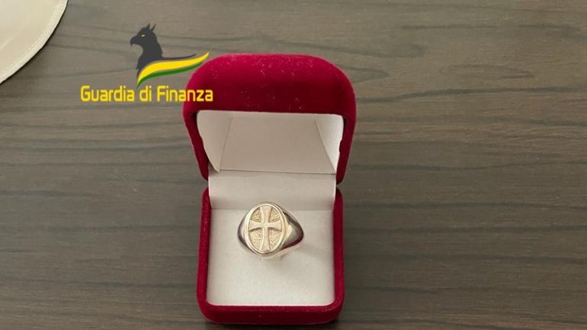 El italiano vendía  objetos falsificados que aseguraba pertenecían a personalidades como el papa Francisco o la fallecida reina Isabel II.