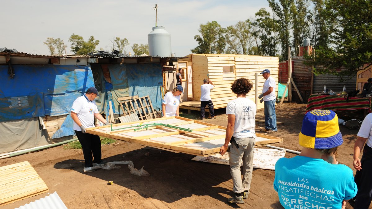 Voluntarios trabajan en la construcción de viviendas en la comunidad 