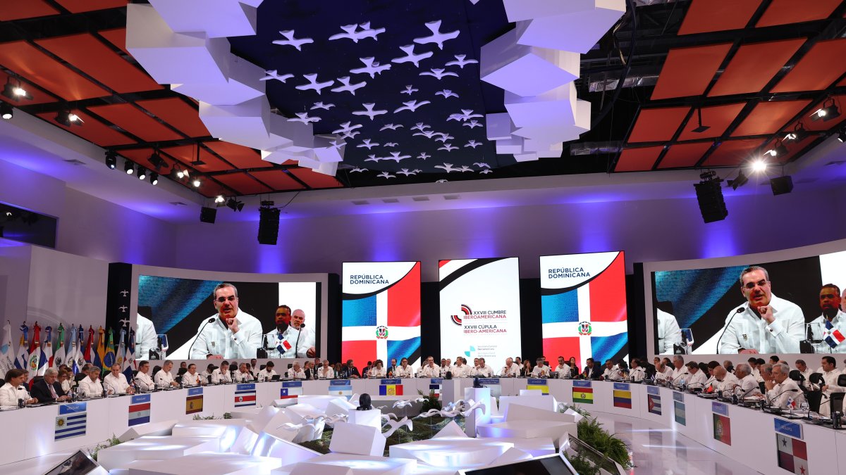 El presidente de la República Dominicana, Luis Abinader (en pantallas), habla durante la sesión plenaria de la XXVIII Cumbre Iberoamericana de Jefes de Estado y de Gobierno.