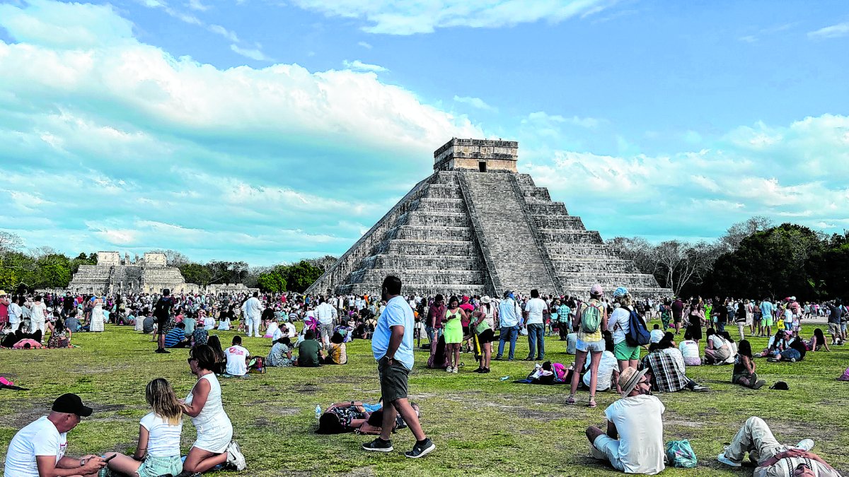 México. Personas visitan la pirámide para recibir la energía solar.
