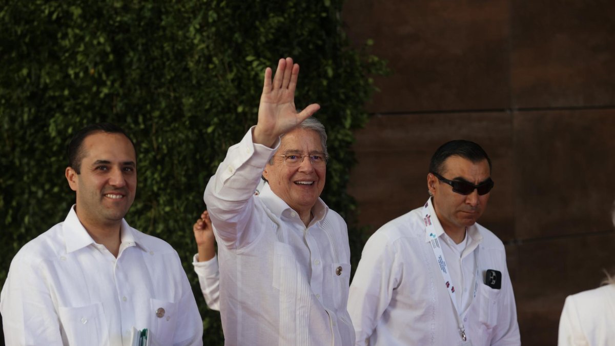 El presidente de Ecuador, Guillermo Lasso (c), fue registrado al saludar a su llegada a la sesión plenaria de la XXVIII Cumbre Iberoamericana de Jefes de Estado y de Gobierno.