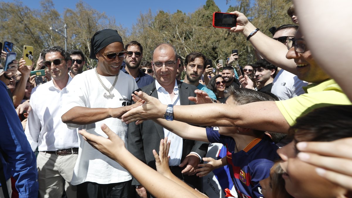 El exfutbolista Ronaldinho participa en un encuentro con aficionados en Málaga, España.