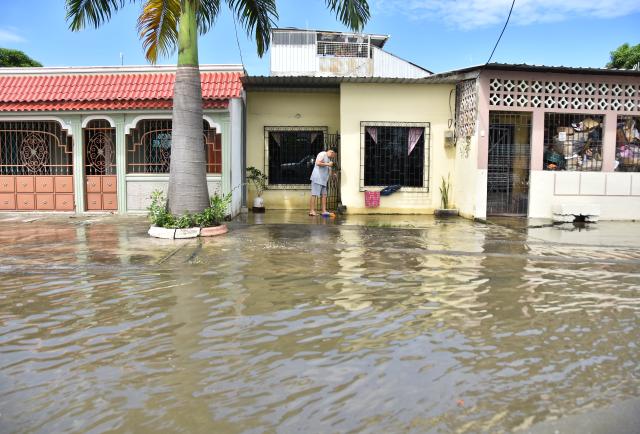 Fuerte lluvia vuelve a inundar parte de Machala y Santa Rosa