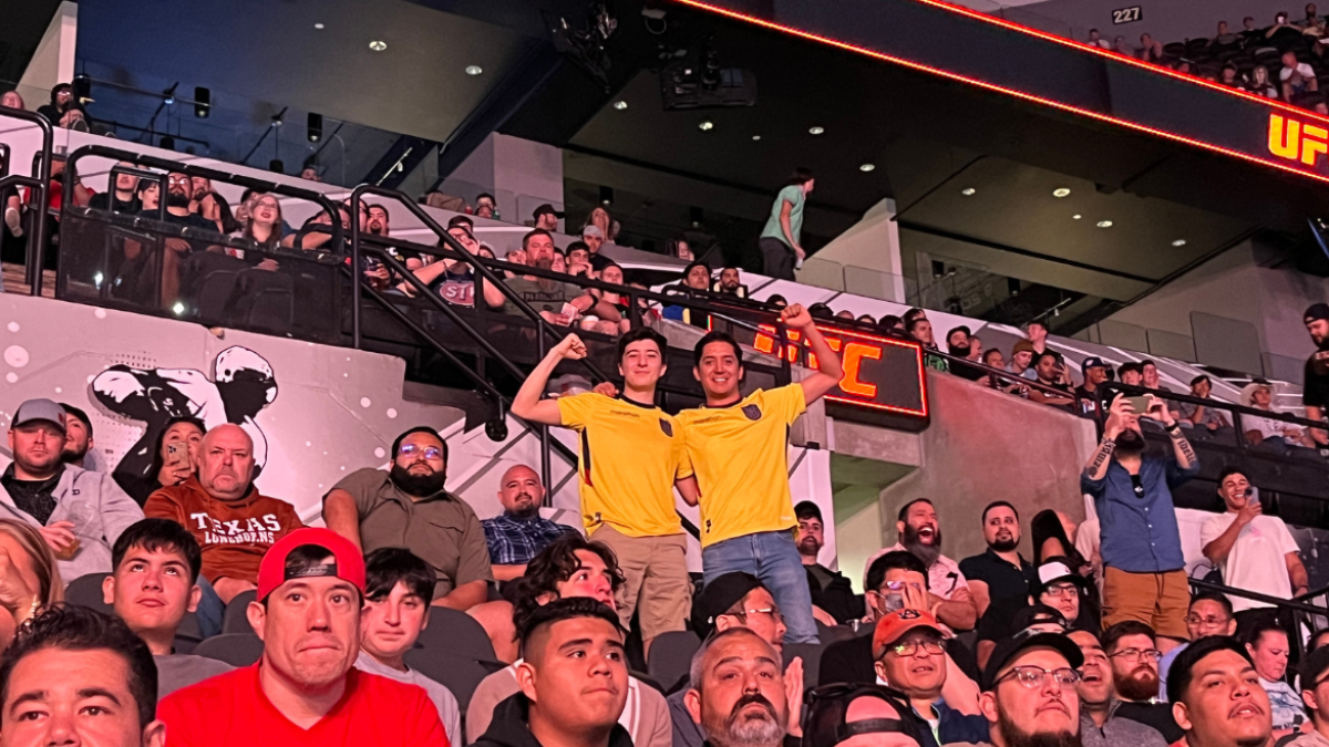 Ecuatorianos saludan emocionados desde los graderíos, con el grito de 