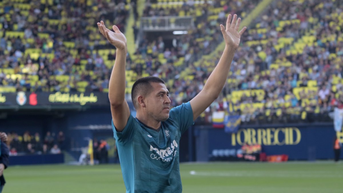 El excentrocampista argentino, Juan Román Riquelme fue el más homenajeado en el partido de Leyendas del Villarreal en el centenario de club.