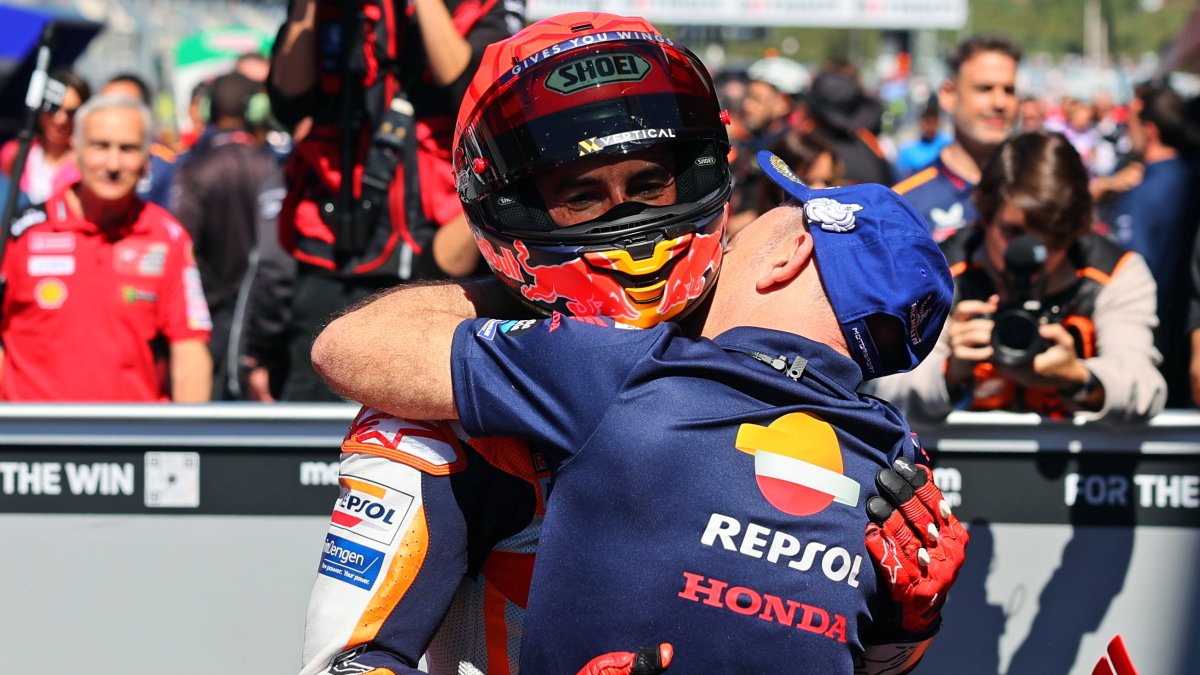 Marc Márquez fue felicitado por su equipo tras su gran registro en la pista.