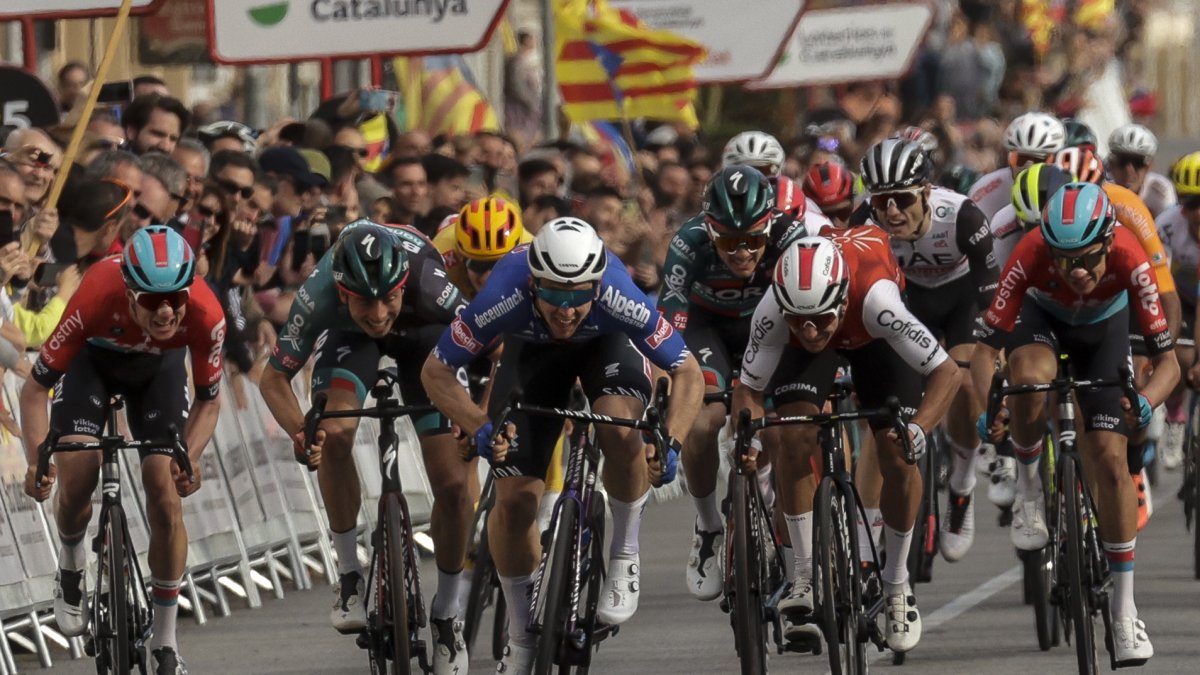 Karden Groves (c) se quedó con la sexta etapa de la prueba española.