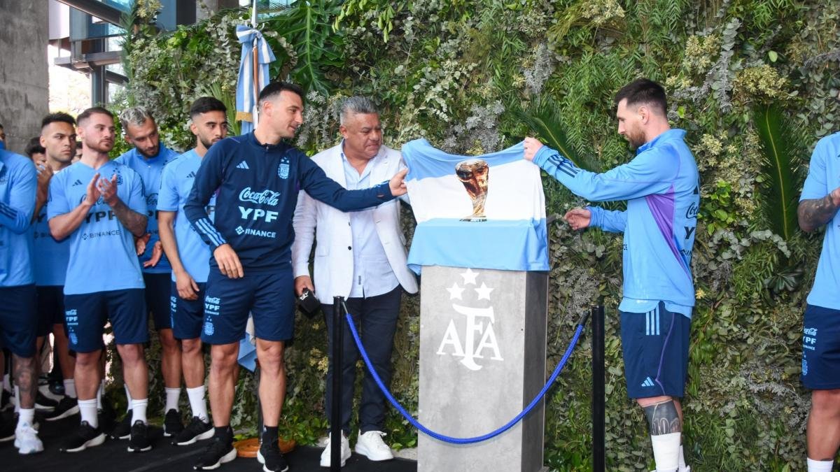 Leo Messi (d) estuvo presente en el acto de rebautismo del predio de entrenamiento de la Albiceleste.