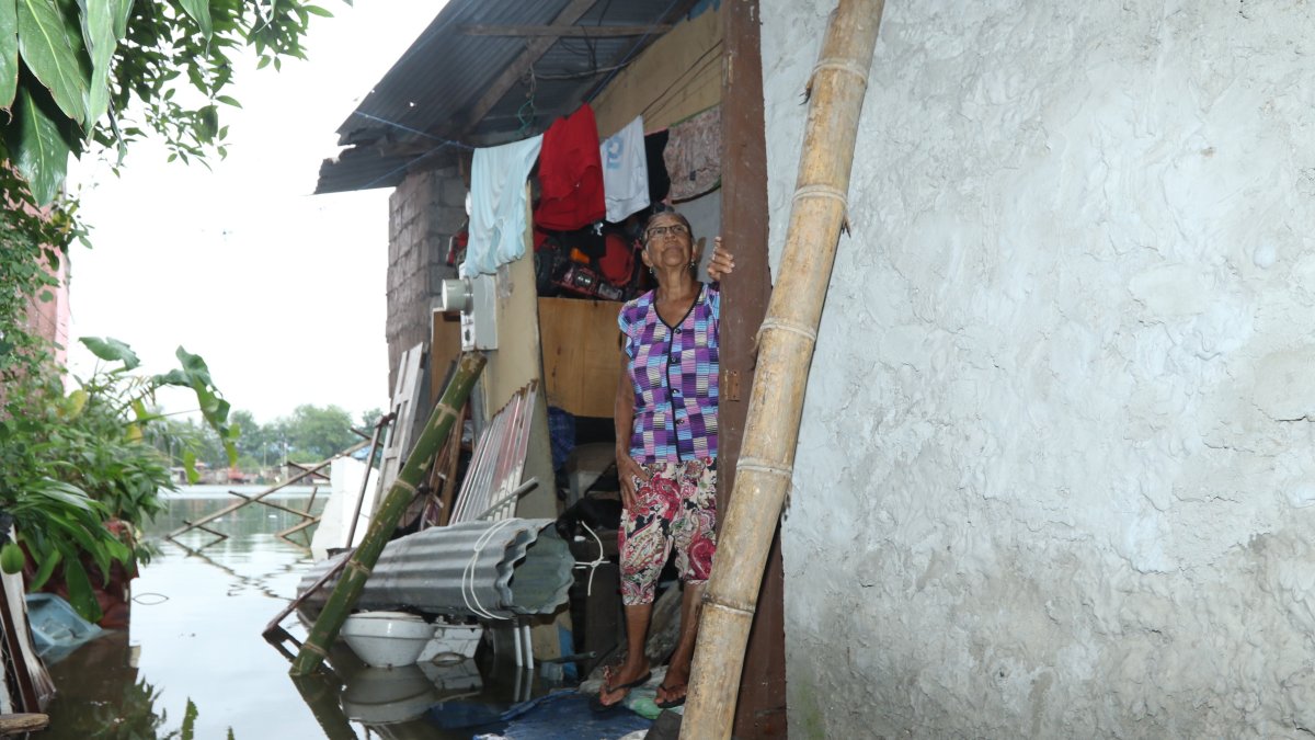 Escenario.  Nellys Ortiz decidió quedarse en su casa. No quiere dejar el sitio y se aferra a poder apuntalar la vivienda cuando las condiciones económicas lo permitan.
