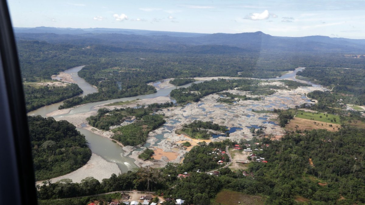 Deforestación. En Yutzupino, provincia de Napo, cientos de hectáreas de selva junto al río Jatunyacu han sido arrasadas por los mineros ilegales.