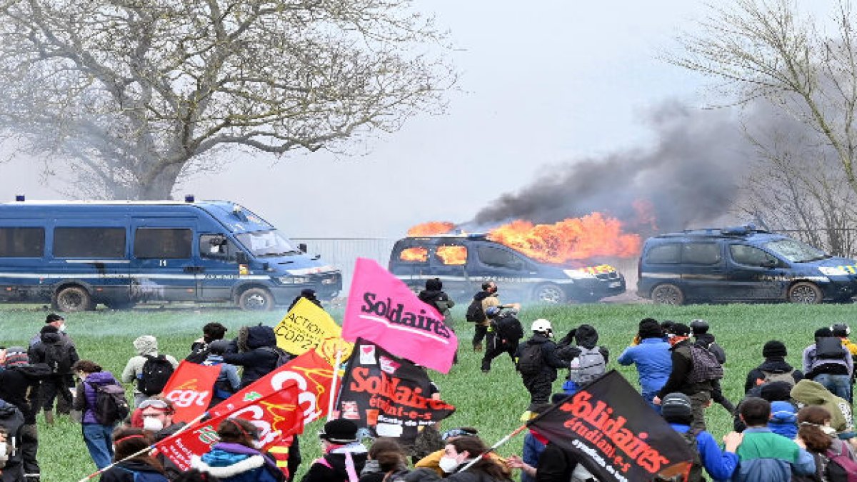 Durante las protestas varios bienes materiales resultaron afectados.
