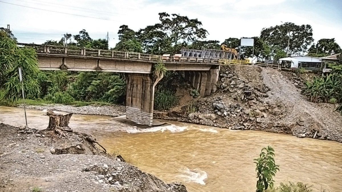 La ruta hacia la Capital Bananera del Mundo cuenta con varios puentes bailey, algunos con más de 30 años de construidos, y varios tramos a dos carriles. 