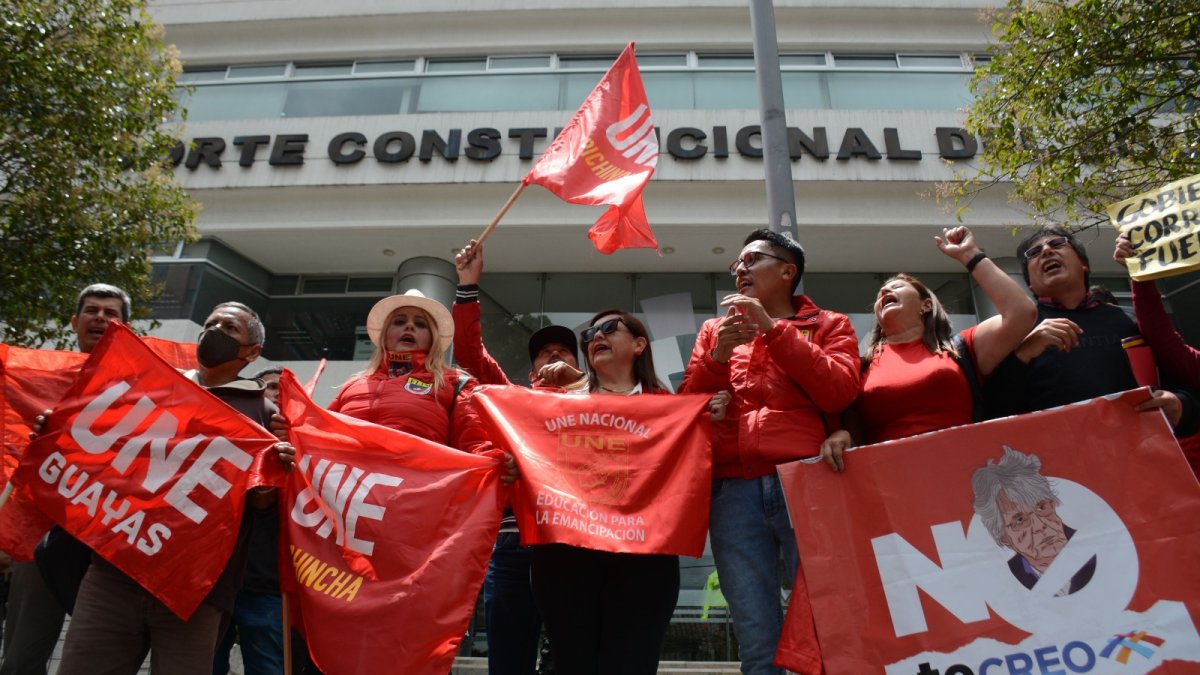 Pedido. Integrantes de la UNE marcharon ayer a la Corte Constitucional para pedir luz verde al juicio político.