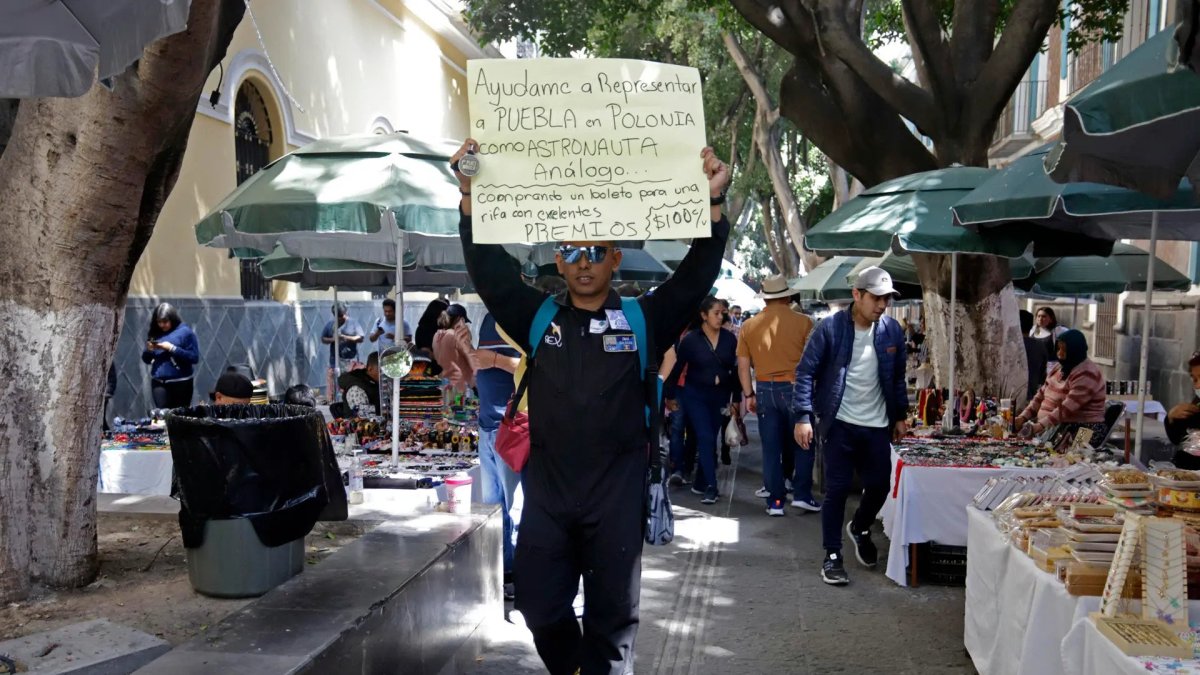El jóven mexicano se pasea por las calle de Puebla pidiendo apoyo financiero.