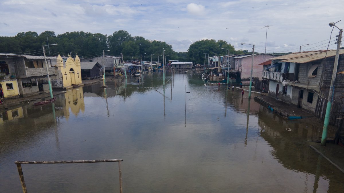 La marea alta ha llenado de agua los espacios públicos que compartes las comunidades.