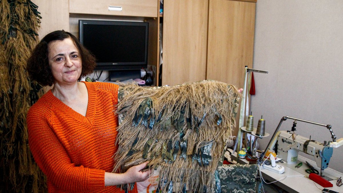 Creatividad. La modista Valentina Todosienko muestra parte de su trabajo para los trajes de camuflaje.