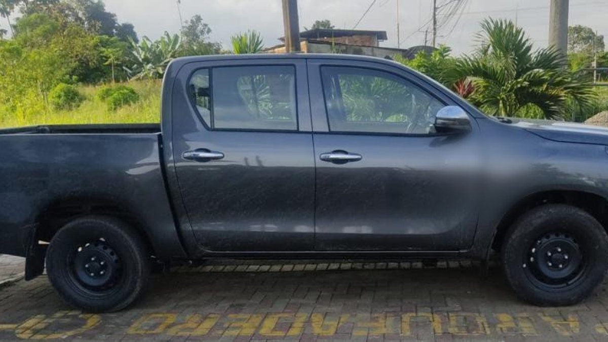 Una de las camionetas Toyota Hilux recuperada tras el robo del 25 de marzo pasado.