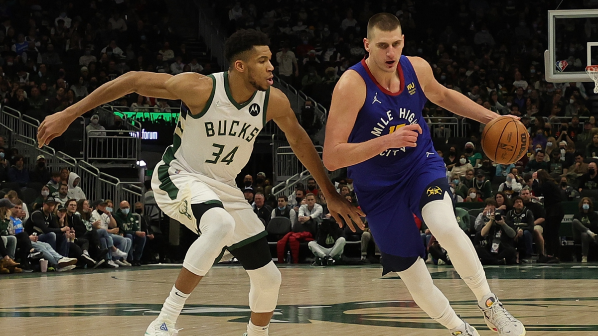 El serbio Nikola Jokic (i) le ganó el duelo al griego Giannis Antetokounmpo (d).