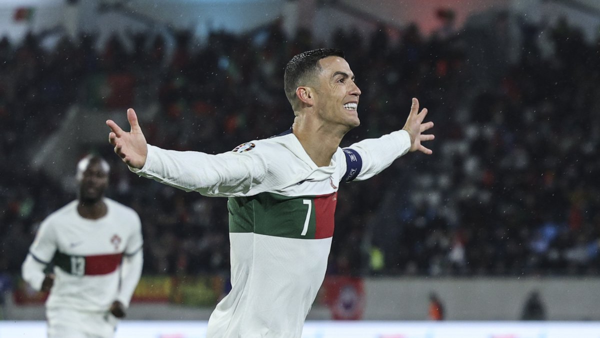 Cristiano Ronaldo, capitán de Portugal, celebra tras abrir el marcador ante Luxemburgo por la fecha 2 de la clasificación a la Eurocopa 2024.
